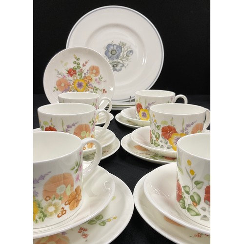 122 - A Wegdwood Summer Bouquet pattern tea set, for six;  four Susie Cooper Wedgwood Glen Mist dinner pla... 