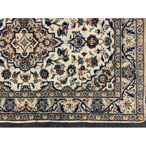 53 - A Central Persian Kashan rug / carpet, 150cm x 100cm.