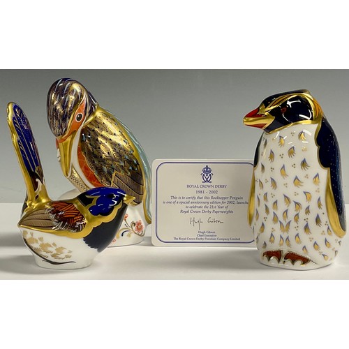 12 - A Royal Crown Derby paperweight, Rockhopper Penguin, 21st anniversary gold stopper, 11cm, printed ma... 