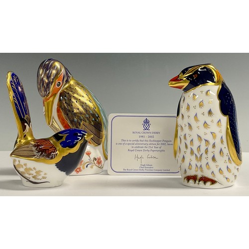 12 - A Royal Crown Derby paperweight, Rockhopper Penguin, 21st anniversary gold stopper, 11cm, printed ma... 