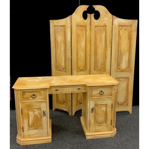 222 - A scumbled / shabby-chic dressing table, and matching four-panel modesty screen. The dressing table ... 