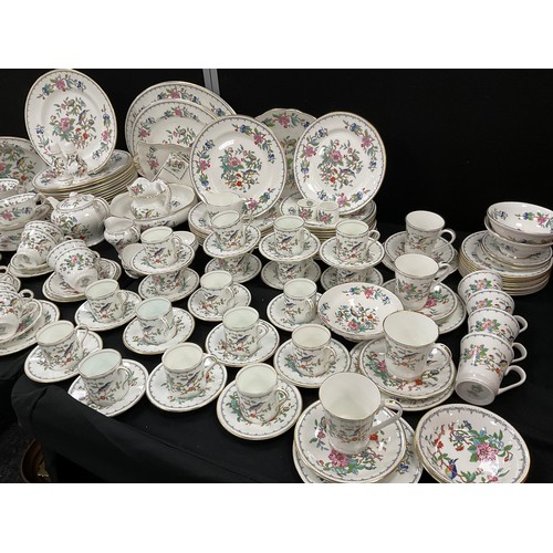 144 - A extensive Aynsley ‘Pembroke’ pattern dinner service for sixteen including; sixteen dinner plates, ... 