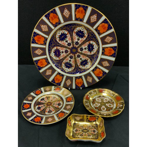 61 - Royal Crown Derby 1128 pattern ware including; plate, 27cm dia, conforming smaller, trinket tray; Ab... 