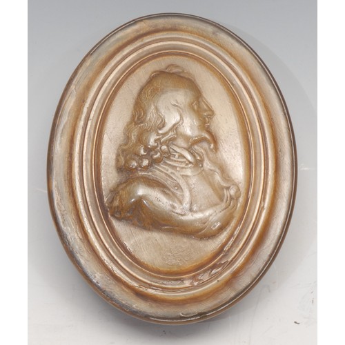 252 - An early 18th century pressed horn oval snuff box, attributed to [Jean] John Obrisset, the push-fitt... 