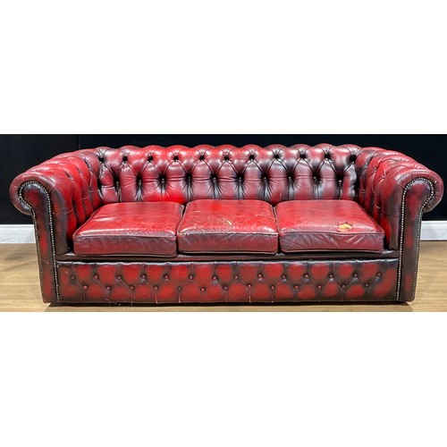 489 - A contemporary Chesterfield type sofa, 66cm high, 185.5cm wide, the seat 136cm wide and 50cm deep