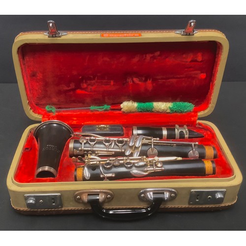 560 - Musical Instruments - a clarinet, cased