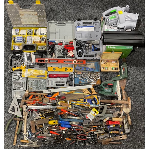 564 - Tools - a quantity of handtools, including chisels, hammers, screwdrivers, pliers, spanners, saws, e... 