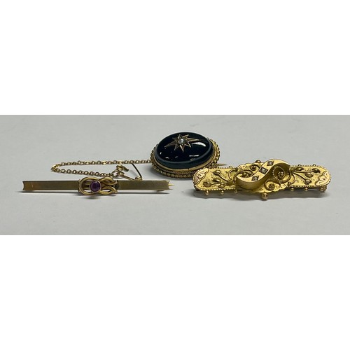 590 - An Edwardian 9ct gold bar brooch, set with three seed pearls, 4.5cm, marked 375, Birmingham 1903, 3g... 