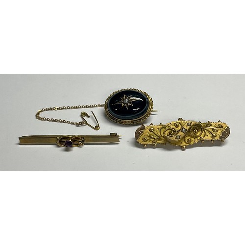 590 - An Edwardian 9ct gold bar brooch, set with three seed pearls, 4.5cm, marked 375, Birmingham 1903, 3g... 