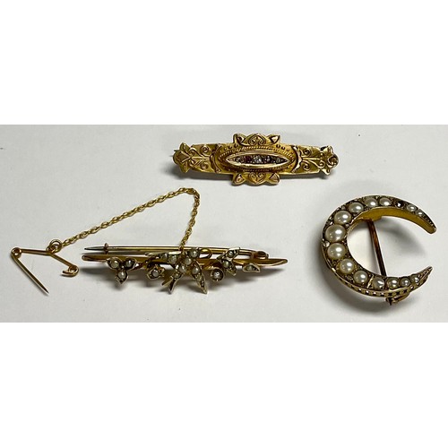 593 - An Edwardian 9ct gold crescent moon brooch, set with graduated seed pearls, marked 375, 2.5cm diamet... 