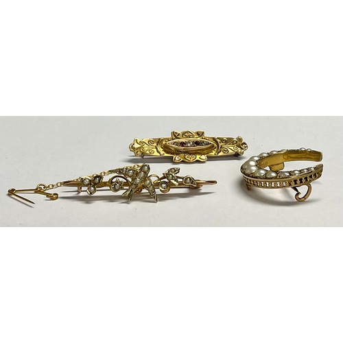 593 - An Edwardian 9ct gold crescent moon brooch, set with graduated seed pearls, marked 375, 2.5cm diamet... 