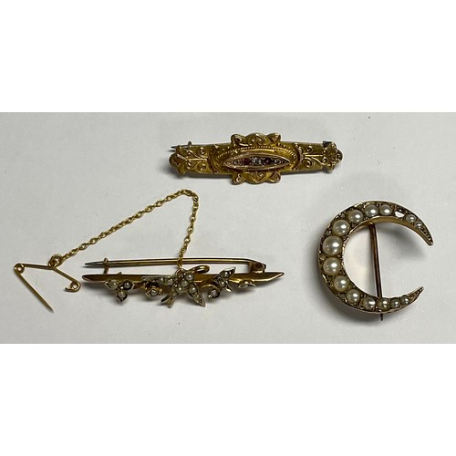 593 - An Edwardian 9ct gold crescent moon brooch, set with graduated seed pearls, marked 375, 2.5cm diamet... 