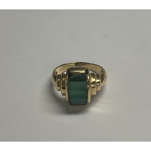 595 - A 9ct gold ring, Art Deco style, set with a green glass stone, size M, 5.5g