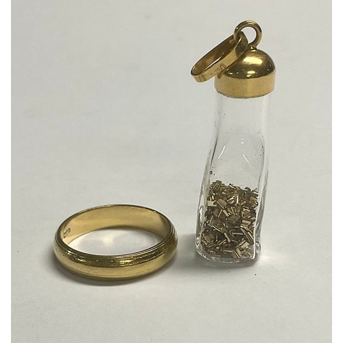 613 - An 18ct gold wedding band, ring size M, 4.1g; an 18ct gold mounted pendant with gold flakes, 3g gros... 