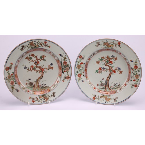 190 - A pair of Chinese famille verte porcelain plates, the central well painted with cherry blossom and b... 