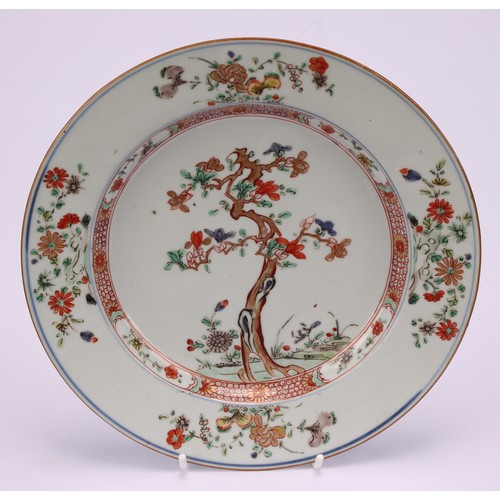 190 - A pair of Chinese famille verte porcelain plates, the central well painted with cherry blossom and b... 