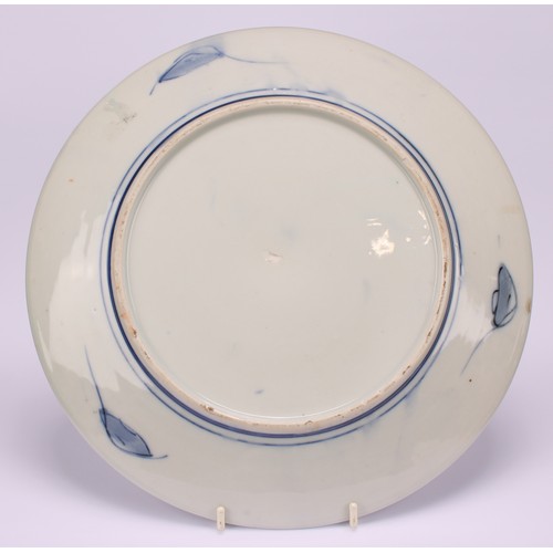 230 - A Japanese circular dish, decorated in the Imari palette, 31cm diameter, Meiji period