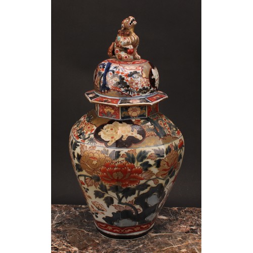 194 - A 17th century Japanese octagonal jar and cover, decorated in the Imari palette, temple lion finial,... 