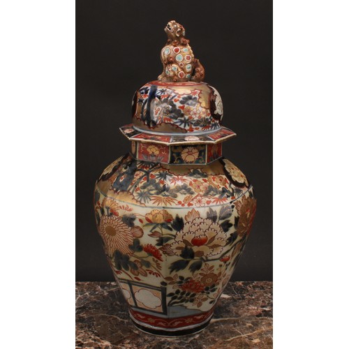 194 - A 17th century Japanese octagonal jar and cover, decorated in the Imari palette, temple lion finial,... 