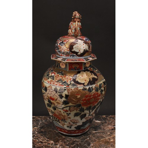 194 - A 17th century Japanese octagonal jar and cover, decorated in the Imari palette, temple lion finial,... 