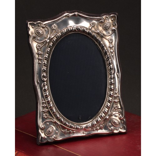 1304 - An Art Nouveau style silver easel photograph frame, 20cm high, 14cm wide, Birmingham c.2000