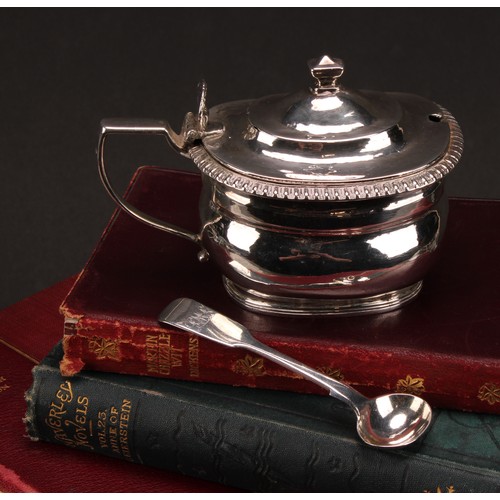 632 - A George III silver boat shaped mustard, hinged domed cover with knop finial and shell shaped thumb ... 