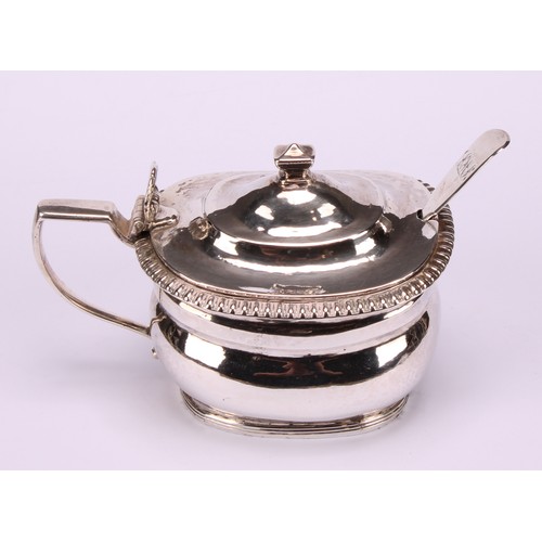 632 - A George III silver boat shaped mustard, hinged domed cover with knop finial and shell shaped thumb ... 