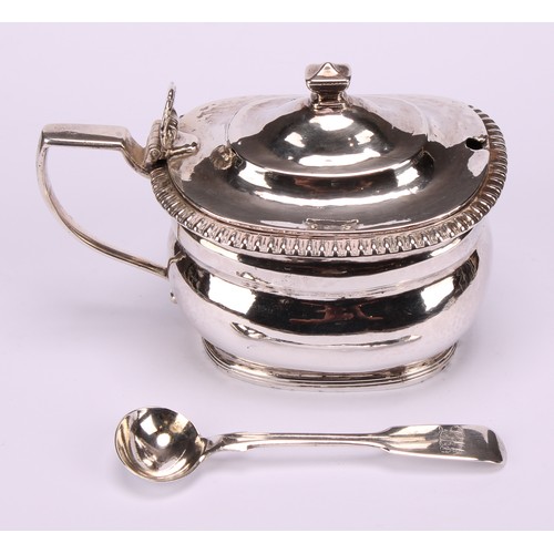 632 - A George III silver boat shaped mustard, hinged domed cover with knop finial and shell shaped thumb ... 