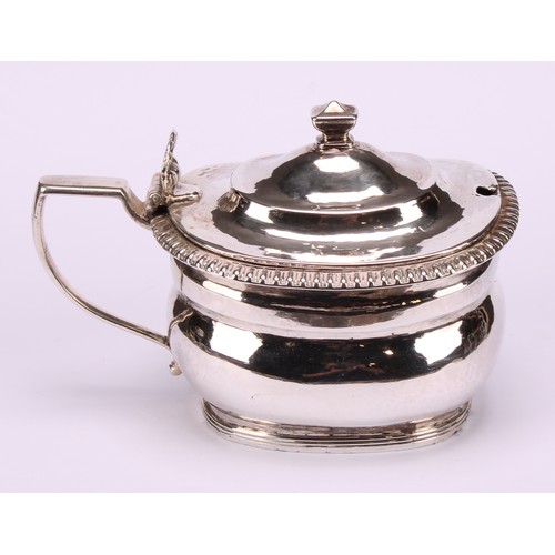 632 - A George III silver boat shaped mustard, hinged domed cover with knop finial and shell shaped thumb ... 