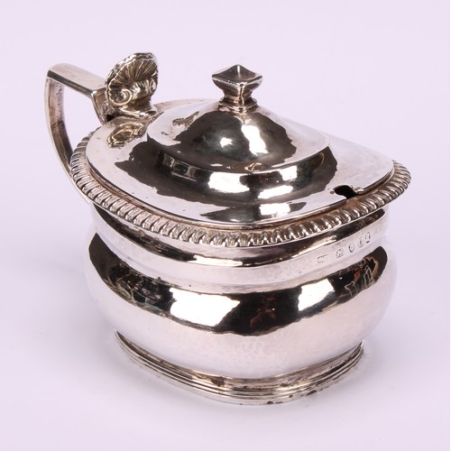 632 - A George III silver boat shaped mustard, hinged domed cover with knop finial and shell shaped thumb ... 