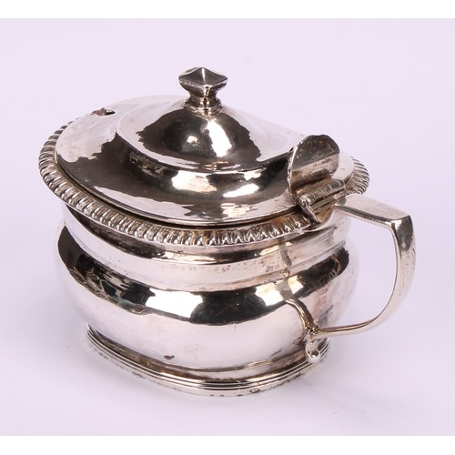 632 - A George III silver boat shaped mustard, hinged domed cover with knop finial and shell shaped thumb ... 