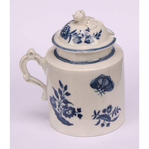 89 - A Worcester Three Flowers pattern cylindrical wet mustard pot and cover, in underglaze blue, flower ... 