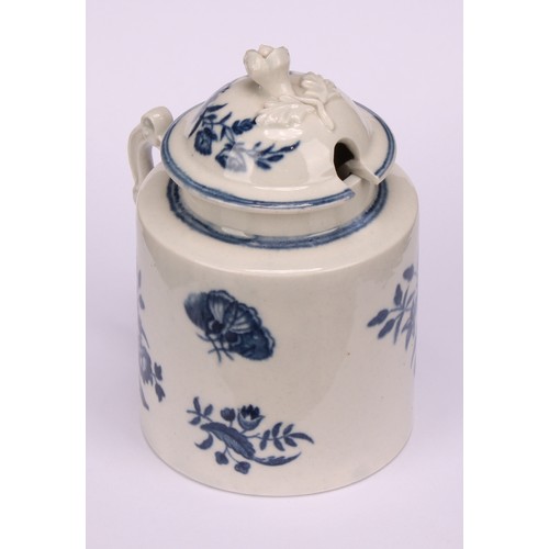 89 - A Worcester Three Flowers pattern cylindrical wet mustard pot and cover, in underglaze blue, flower ... 