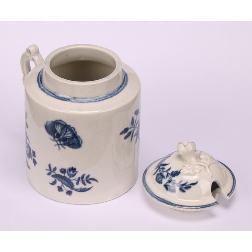 89 - A Worcester Three Flowers pattern cylindrical wet mustard pot and cover, in underglaze blue, flower ... 