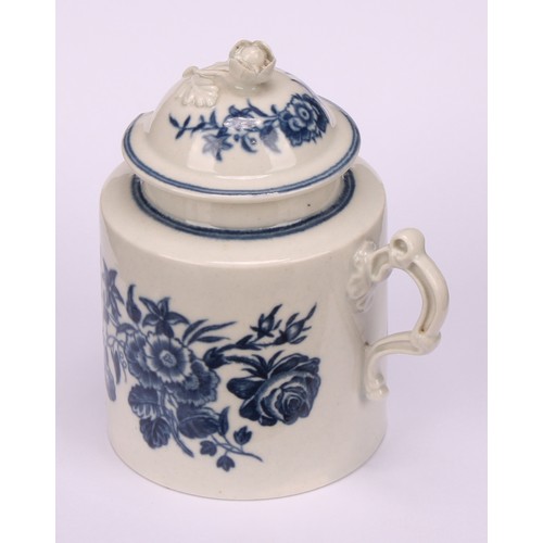 89 - A Worcester Three Flowers pattern cylindrical wet mustard pot and cover, in underglaze blue, flower ... 