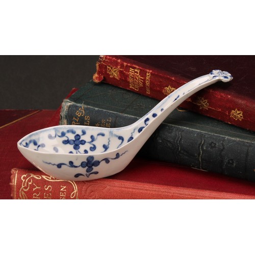 83 - A Worcester Maltese Cross rice spoon, decorated in underglaze blue, flower terminal, 13.5cm long, cr... 