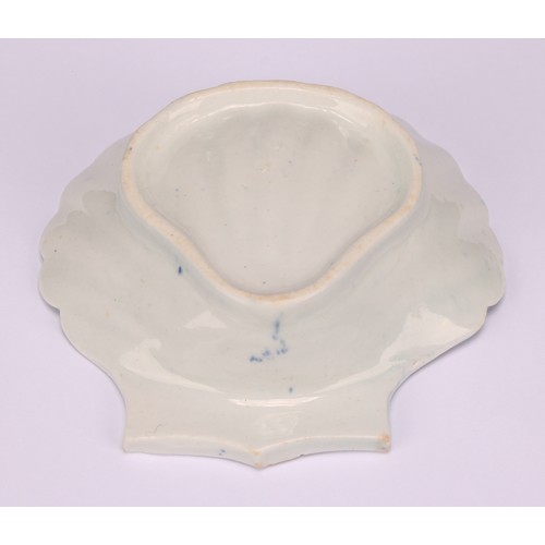 36 - A Lowestoft shell shaped dish, decorated in underglaze blue with a chrysanthemum over a diaper borde... 