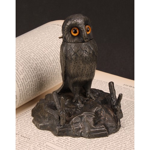 1909 - An early 20th century electro-plated novelty inkwell, as an owl, hinged cover, 13cm high, c.1900