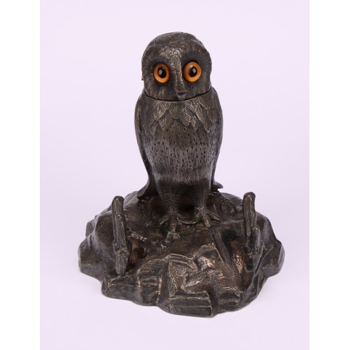 1909 - An early 20th century electro-plated novelty inkwell, as an owl, hinged cover, 13cm high, c.1900