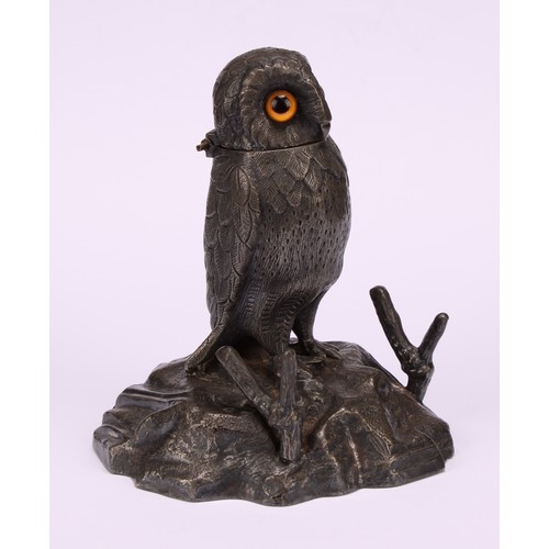 1909 - An early 20th century electro-plated novelty inkwell, as an owl, hinged cover, 13cm high, c.1900