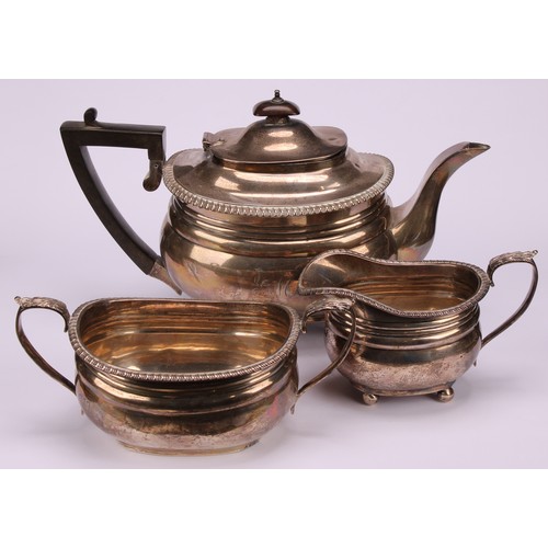 669 - A George V silver three piece boat shaped tea service, comprising teapot, sugar basin and cream jug,... 