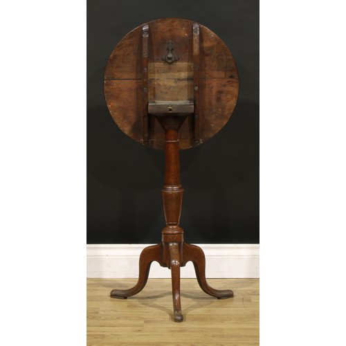 1403 - A George III oak tripod occasional table, circular tilting top, turned column, cabriole legs, pointe... 