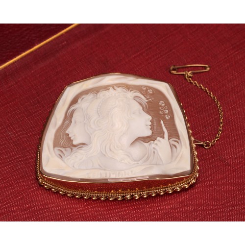 932 - A 9ct gold mounted unusual double head conche shell cameo brooch by Franco Tammaro (born 1960), the ... 