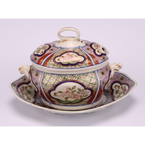 23 - A late 18th century Derby tureen, cover and stand, hand painted with alternating Japanned panels of ... 