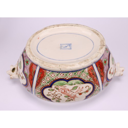 23 - A late 18th century Derby tureen, cover and stand, hand painted with alternating Japanned panels of ... 