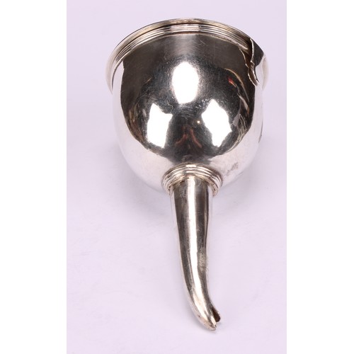 648 - A George III silver wine funnel, quite plain, reeded borders, 14.5cm long, London 1809, 160g