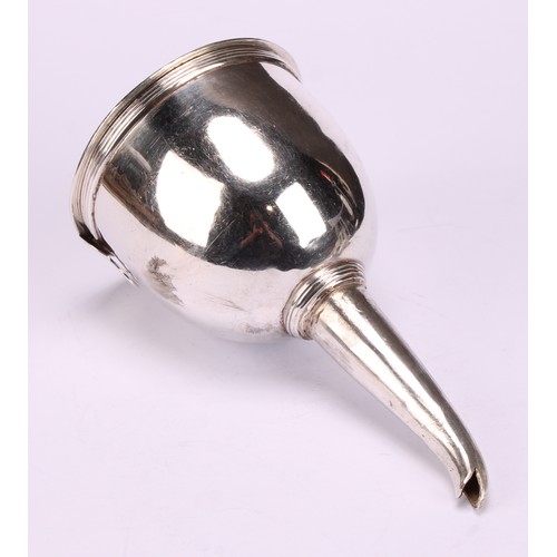 648 - A George III silver wine funnel, quite plain, reeded borders, 14.5cm long, London 1809, 160g