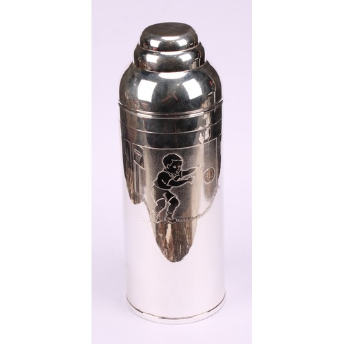 571 - An Art Deco style E.P.N.S novelty cocktail shaker, decorated with a young boy playing basketball, 22... 