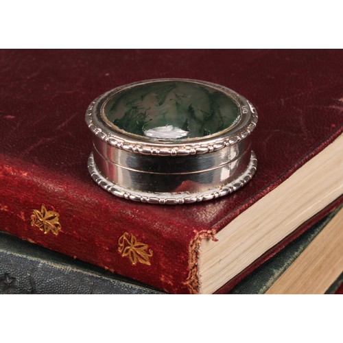 657 - A George V silver and moss agate circular snuff or pill box, push-fitting cover, gilt interior, 4cm ... 