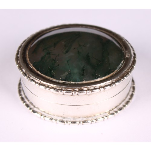 657 - A George V silver and moss agate circular snuff or pill box, push-fitting cover, gilt interior, 4cm ... 